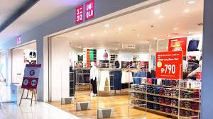 Do đó, thay vì tốn tiền cho các nhà thiết kế, Uniqlo đầu tư hẳn một đội ngũ các nhà khoa học, chuyên tạo ra sợi vải ngăn tia cực tím, vải siêu mỏng cho mùa hè, hoặc vải giữ ấm cho mùa đông.
