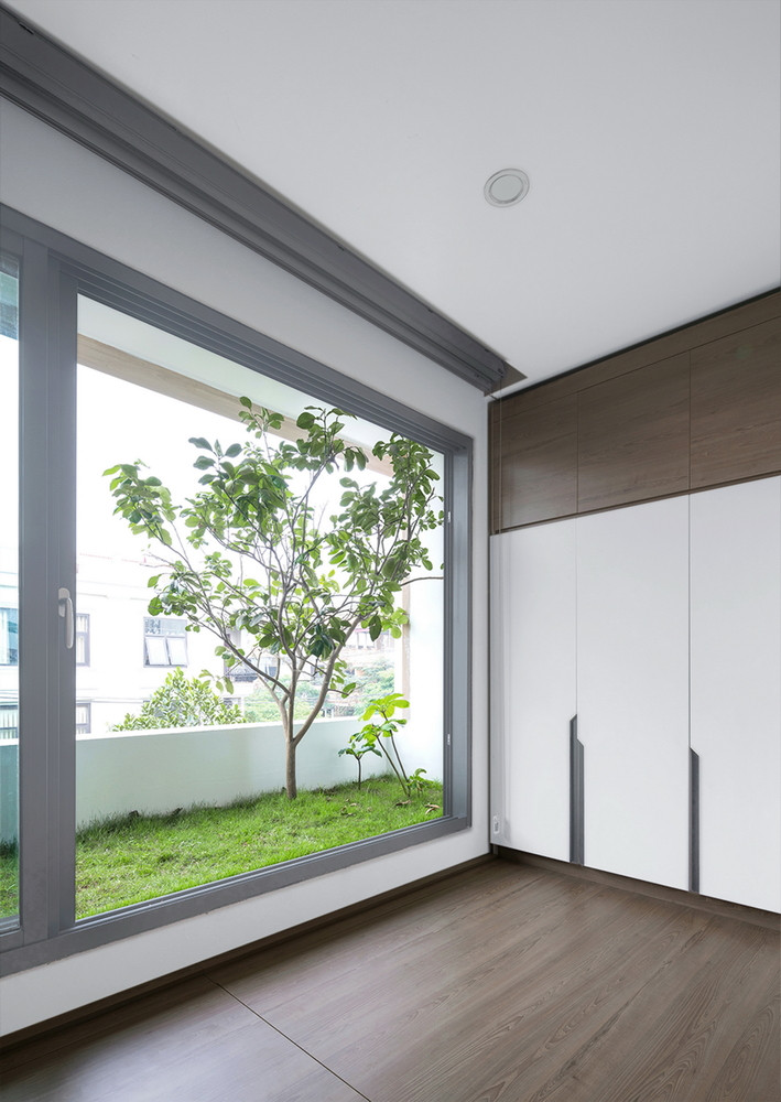 Tầng 1 dành cho khách, tầng lửng dành cho bếp và phòng ăn, tầng 4 gồm nhiều chức năng (phòng thờ, phòng học, phòng ngủ cho khách).