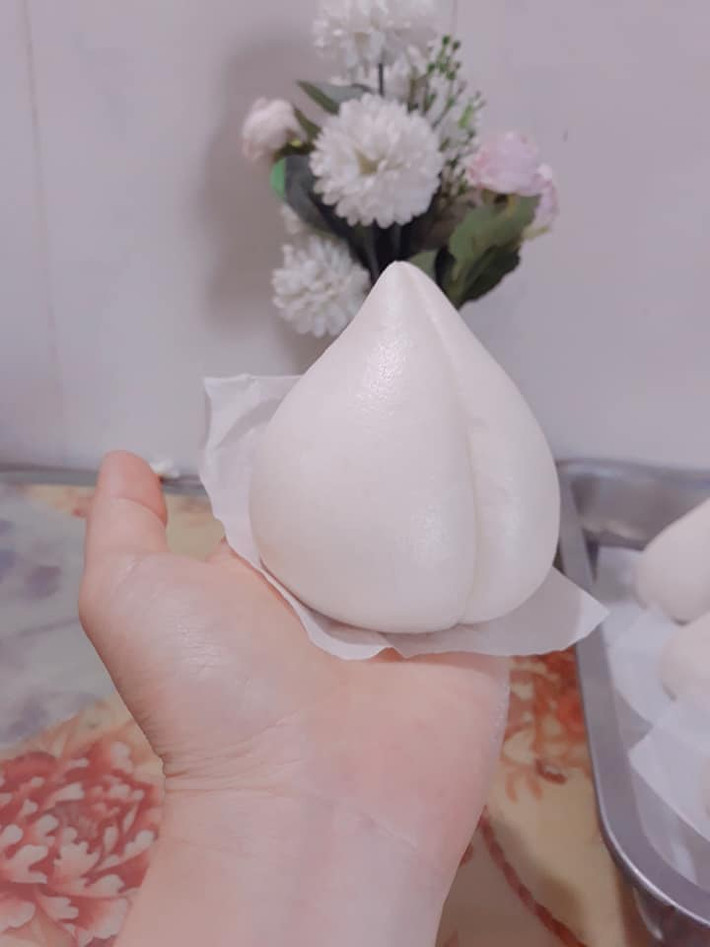 Bánh bao đào tiên được làm khá đơn giản với nguyên liệu như bột mì, bột nở, baking powder, đường, sữa, dầu ăn và muối.
