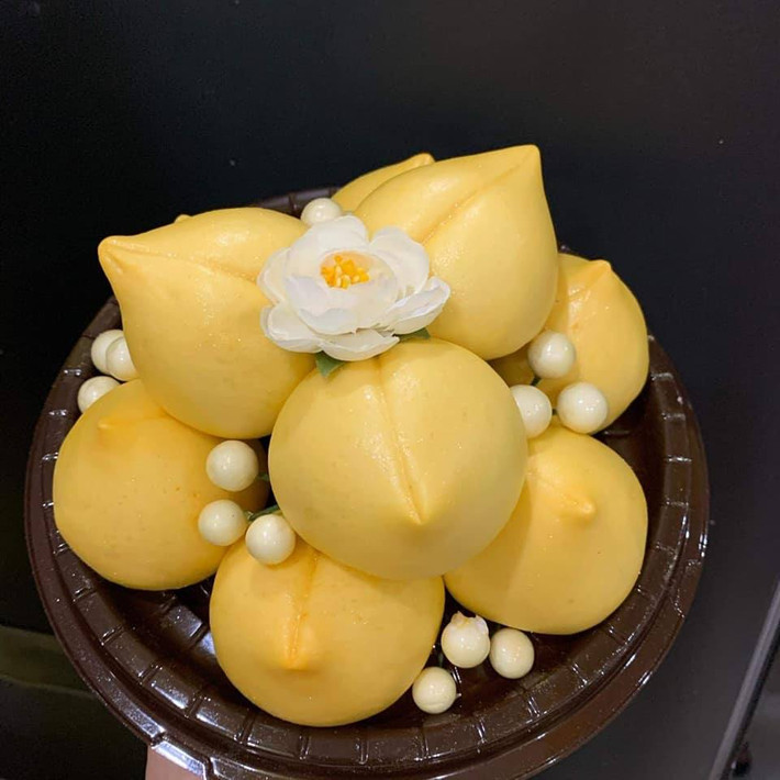 Tháp đào size nhỏ 25 quả có giá 380.000 đồng. Nếu mua riêng lẻ thì bánh bao trái đào có giá là 10.000 đồng/trái.