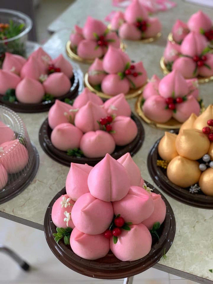 Một set 5 bánh bao trái đào có giá dao động từ 65 - 99.000 đồng. Với set 7 bánh bao trái đào có giá 85 - 120.000 đồng. Set 9 bánh bao trái đào có giá 110 - 165.000 đồng.