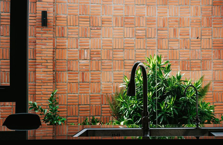 Đảo bếp nhìn thẳng ra khu vườn.