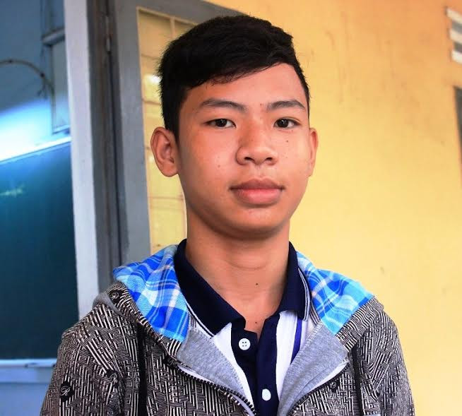 Em Đinh Văn Hùng (học sinh lớp 12 trường THPT số 1 Tuy Phước) buồn bã vì bị lũ cuốn trôi 2 quyển sách giáo khoa. “Gần thi cuối học kỳ rồi nên việc mất sách vở em rất lo”- Hùng cho hay.