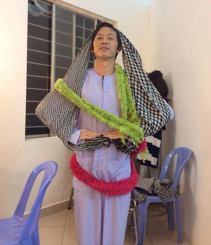 Hình ảnh hài hước của diễn viên Hoài Linh khi tự biến mình thành cây thông độc nhất vô nhị.