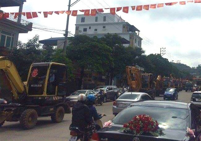 Đoàn xe gồm 20 chiếc máy xúc nối đuôi nhau để rước nàng về dinh là ý tưởng xưa nay chưa từng có trong các đám cưới Việt. Được biết, đám cưới có phong cách đón dâu độc đáo này diễn ra tại phường Chiềng Sinh, thành phố Sơn La, tỉnh Sơn la.