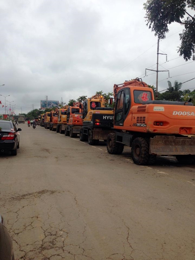 Gia đình chú rể là một doanh nghiệp cho thuê máy xúc, vì thế trong ngày cưới, anh chàng này đã dùng "cây nhà lá vườn" để đón dâu. Hình ảnh đoàn máy xúc dán chữ hỉ độc đáo thu hút sự chú ý của nhiều người.