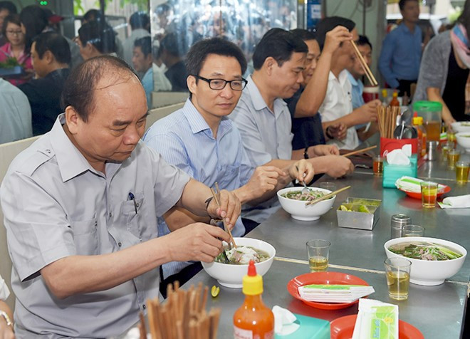 Trước đó, trong chuyến thị sát an toàn thực phẩm hôm 8/10, Thủ tướng ghé một quán phở ở quận Tân Phú kiểm tra nồi nước dùng và ăn sáng, uống cà phê tại đây. Nguồn ảnh: VGP/Quang Hiếu.