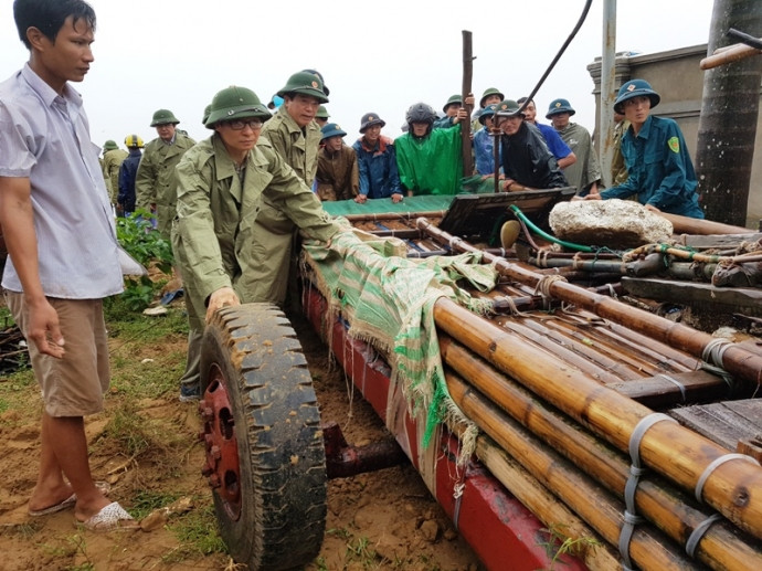 Bằng sự thân thiện, nhiệt tình tham gia nhiều hoạt động xã hội, Phó thủ tướng Vũ Đức Đam đã để lại nhiều hình ảnh đẹp trong lòng người dân Việt. Trong chuyến kiểm tra công tác phòng chống bão số 3 ở huyện Hoằng Hóa, Phó Thủ tướng đã đẩy bè giúp ngư dân xã Hoằng Tiến ( huyện Hoằng Hóa, Thanh Hóa) lên bờ an toàn. Nguồn ảnh: Giao thông.