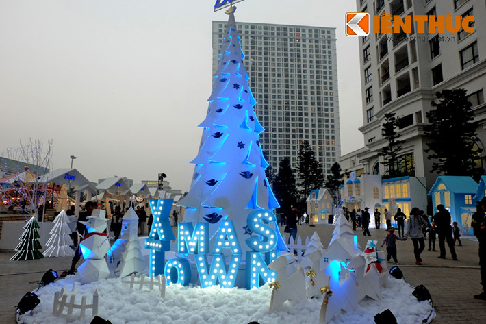 Được đặt trong quảng trưởng khu Royal City (Nguyễn Trãi, Hà Nội), cây thông Noel Xmas Town khiến nhiều người thích thú ngắm nhìn.