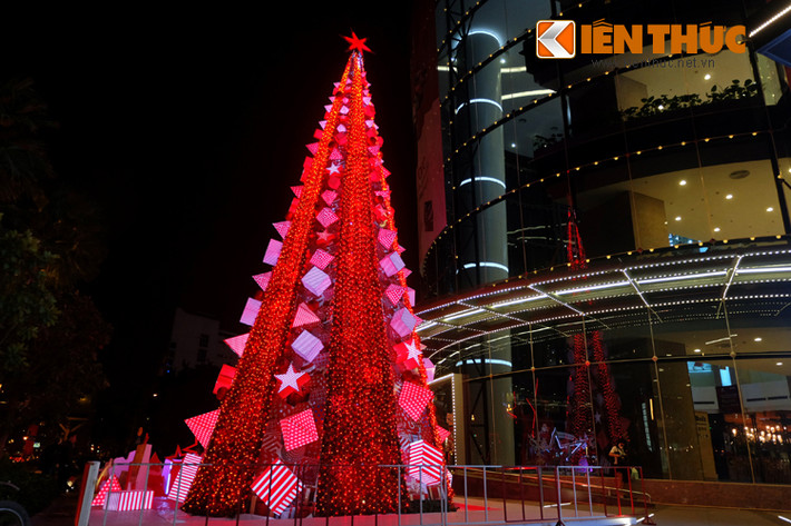 Với tông màu đỏ khác biệt, cây thông noel tại Vincom (Nguyễn Chí Thanh, Hà Nội) khiến nhiều người thích thú.