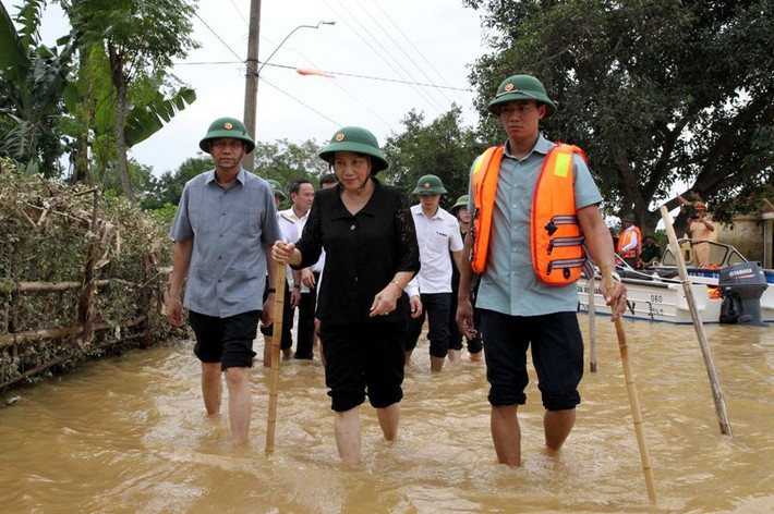 Bà Nguyễn Thị Kim Ngân là một trong những chính khách Việt được người dân yêu mến vì sự giản dị, gần gũi. Ngày 19/10, tại Hà Tĩnh, bà không quản ngại vất vả đến thăm, tặng quà và động viên nhân dân vùng lũ huyện Hương Khê và Vũ Quang. Đây là hai huyện vùng rốn lũ của tỉnh Hà Tĩnh. Hình ảnh nữ chủ tịch quốc hội Việt Nam xắn quần lội nước đã gây xúc động mạnh. Nguồn ảnh: Quốc hội.