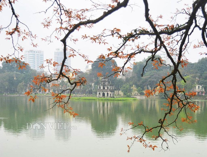 Theo yêu cầu của thành phố, việc khởi công xây dựng sau Tết âm lịch và phấn đấu hoàn thành trước ngày 30/4/2017. Dự án với 3 hạng mục chính gồm: Cải tạo, nâng cấp hè, đường dạo, thoát nước vườn hoa và duy tu phần kè hồ hỏng xung quanh hồ Gươm; chiếu sáng trang trí xung quanh hồ; cây xanh, cảnh quan xung quanh hồ bằng nguồn vốn ngân sách. Trong đó, hạng mục chiếu sáng trang trí xung quanh hồ do doanh nghiệp tài trợ kinh phí. Ảnh: Dân Việt.