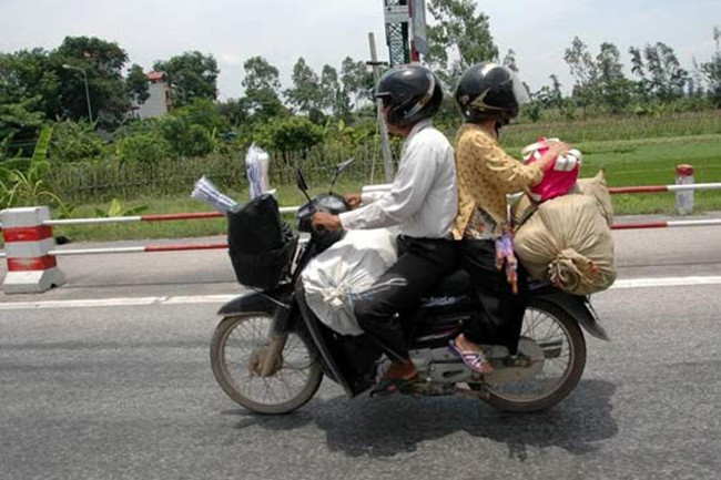 Cùng thư giãn với những bức hình ghi lại những kiểu giao thông hài hước ở Việt Nam.
