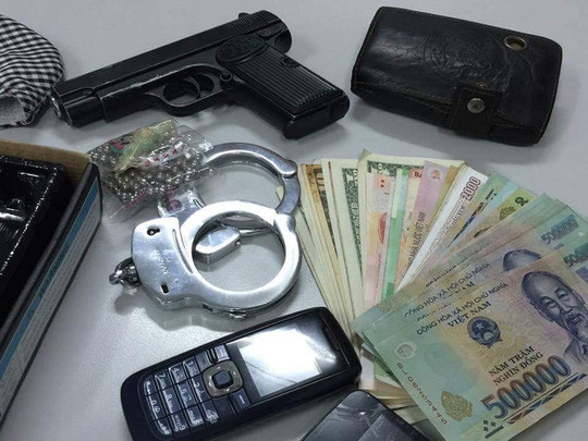 Đây không phải lần đầu những tên cướp bất chấp thủ đoạn, ngang nhiên thực hiện hành vi cướp giật tài sản. Tháng 11/2016, nhận thấy chủ căn biệt thự tại khu đô thị Ciputra (Hà Nội) sơ hở, Nguyễn Văn Việt (35 tuổi, huyện Lục Ngạn, tỉnh Bắc Giang) đã lẻn vào dùng súng đe dọa nữ chủ nhà rồi cướp tài sản. Ảnh tang vật thu được của vụ án. Nguồn ảnh: Người lao động.