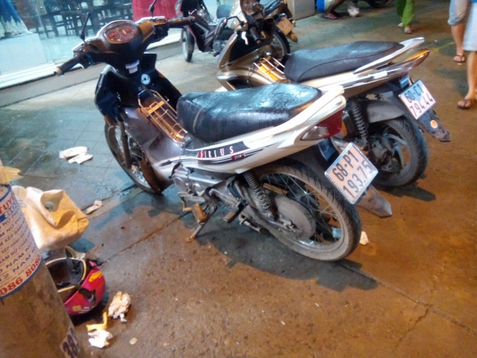 Ngày 13/12, một vụ tai nạn giao thông nghiêm trọng xảy ra trên địa bàn phường Long Bình, TP Biên Hòa, tỉnh Đồng Nai khiến nhiều người bị thương. Sau va chạm với xe tải, cả gia đình 3 người ngã xuống đường và tiếp tục bị một xe máy đang chạy tới tông trúng khiến cả 3 chấn thương nặng. Nguồn ảnh: Xuân Đoàn.