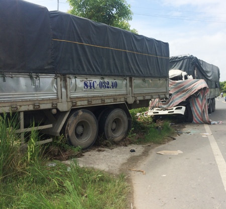 Một vụ tai nạn giao thông nghiêm trọng giữa 2 xe tải xảy ra vào sáng sớm ngày 8/12 tại tỉnh Bạc Liêu, đã làm một tài xế xe tải tử vong ngay trên cabin. Tại hiện trường, đầu một chiếc xe tải bị biến dạng hoàn toàn, còn xe tải còn lại đâm vào sát lề nhà người dân và chỉ bị hư hỏng nhẹ phần đuôi. Ảnh: An toàn giao thông.