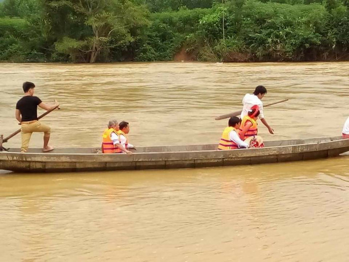Trong cơn khó khăn, hoạn nạn nhưng tinh thần vững vàng, lạc quan của người dân miền Trung khiến người ta ấm lòng. Ngày vui trăm năm trong mùa mưa lũ vẫn rộn ràng, ăm ắp tình thương.