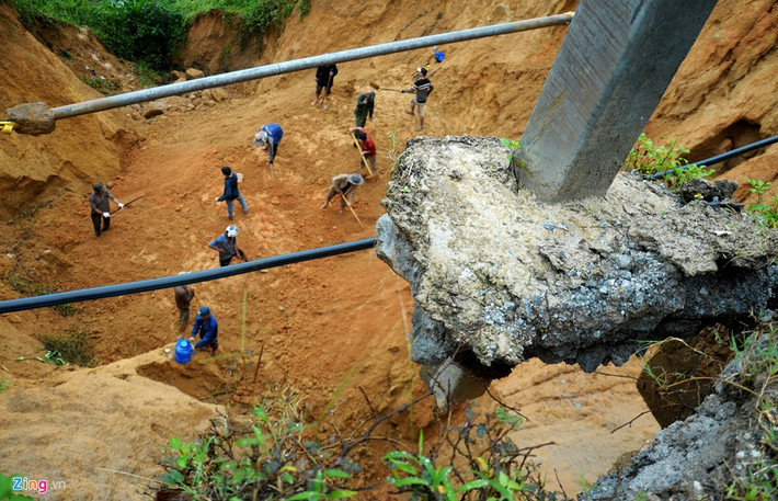 Mưa lũ lịch sử gây vỡ cống thoát nước tạo hố tử thần sâu 12 m, rộng 14 m trên Tỉnh lộ 623 (huyện Sơn Hà đi vùng cao Sơn Tây) gây nguy hiểm cho người dân qua khu vực này.