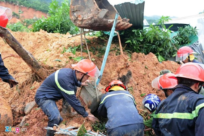 Trên 300 người từ các lực lượng cảnh sát, bộ đội, công an và dân quân tự vệ được điều động tham gia cứu nạn trong vụ sạt lở đất tại Nha Trang. Tỉnh Khánh Hòa và UBND TP Nha Trang đang tiến hành để hỗ trợ cho người dân bị thiệt hại trong vụ sạt lở nghiêm trọng này. Nguồn ảnh: Zing.