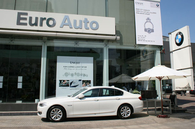 Trước đó, Tổng cục Hải quan đã cho biết, công ty Euro Auto đã có hàng loạt những sai phạm trong việc nhập khẩu ô tô BMW. Cụ thể, Công ty này đã tự ý tiêu thụ hàng hóa là ô tô nhập khẩu nguyên chiếc hiệu BMW khi chưa được cơ quan hải quan cho thông quan, còn đang trong thời gian lưu kho chờ hoàn tất thủ tục thông quan. Công ty cũng không không cung cấp Giấy chứng nhận xuất xứ hàng hóa (C/O) và các hồ sơ, chứng từ, tài liệu của ô tô BMW do công ty nhập khẩu và có dấu hiệu gian lận lừa dối khách hàng. Đơn vị này cũng bị phát hiện hành vi dấu hiệu về sử dụng tài liệu giả, như hợp đồng mua bán, hóa đơn thương mại... để nhập khẩu ô tô BMW. Nguồn ảnh: Người lao động.