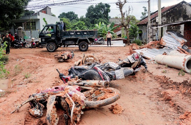 Tuần qua, vụ sạt lở núi nghiêm trọng xảy ra ở Nha Trang hôm 20/12 đã vùi lấp nhiều ngôi nhà, khiến 4 người chết và 6 người bị thương, nhiều tài sản của người dân hỏng hoàn toàn khiến người dân không khỏi xót xa, thương cảm. Ảnh: Zing.