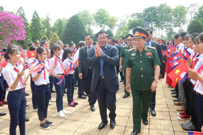 Tại ấp Suối Râm, xã Long Giao, huyện Cẩm Mỹ (tỉnh Đồng Nai), Thủ tướng Hun Sen và đoàn Đại biểu cấp cao Vương quốc Campuchia đã đến thăm di tích lịch sử đoàn 125. Đây là nơi an nghỉ của nhiều chiến sĩ cách mạng Campuchia.