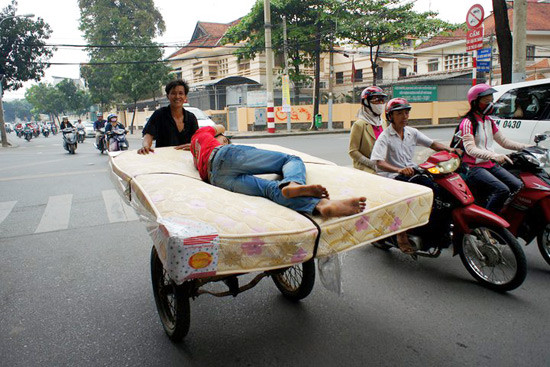 Từ những món gọn nhẹ như thùng, thau, gà, vịt đến những thứ to lớn và cồng kềnh như bình chứa nước, giường, nệm… một mình anh "cân" cả thế giới.