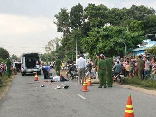 Ngày 29/11, một vụ tai nạn giao thông nghiêm trọng giữa xe tải và xe máy xảy ra trên địa bàn huyện Châu Thành (Trà Vinh) khiến hai người trên xe máy ngã xuống đường và bị bánh xe tải cán qua người tử vong tại chỗ. Nguồn ảnh: Báo Giao thông.