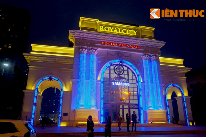 Chiếu sáng ấn tượng tại Vincom Mega Mall (Nguyễn Trãi - Hà Nội).