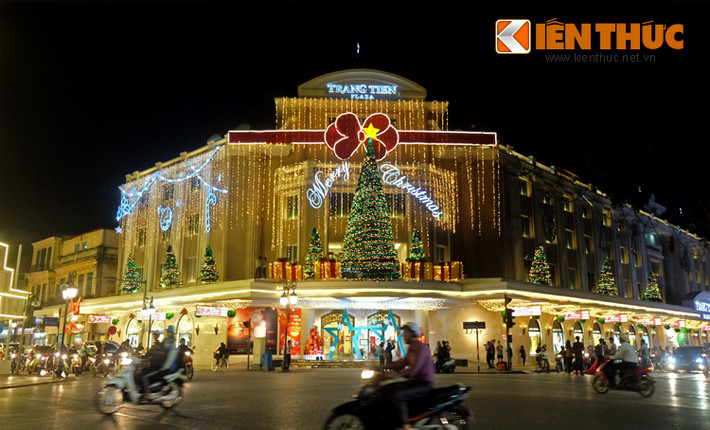 Giáng sinh Hà Nội bao giờ cũng thật đặc biệt, bởi mỗi mùa giáng sinh, Thủ đô lại thay đổi một diện mạo mới, lung linh hơn, độc đáo hơn.