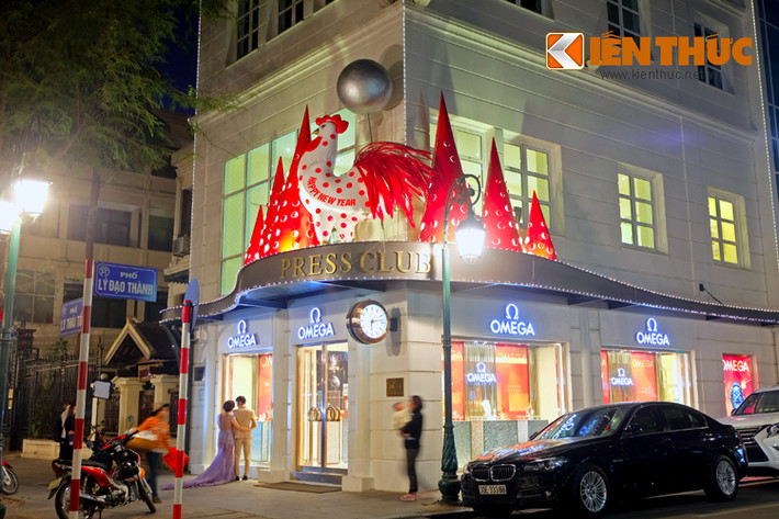 Mặt tiền của một căn nhà được thắp sáng và trang trí đẹp mắt theo chủ đề giáng sinh.