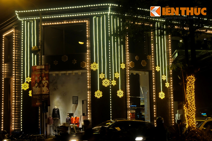 Hình ảnh quen thuộc của mùa Giáng sinh như bông tuyết, ông già Noel, cây thông... có mặt ở mọi nơi.
