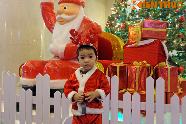 Nét dễ thương của ông già Noel phiên bản nhí khiến mùa Noel thêm ấm áp, dịu dàng.