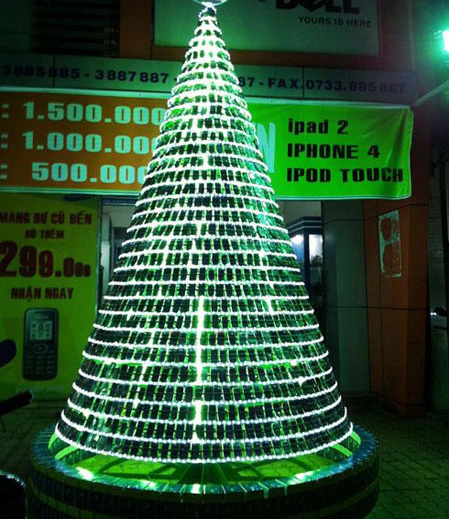 Khi chiếu sáng, cây thông "điện thoại" cũng rất ấn tượng.