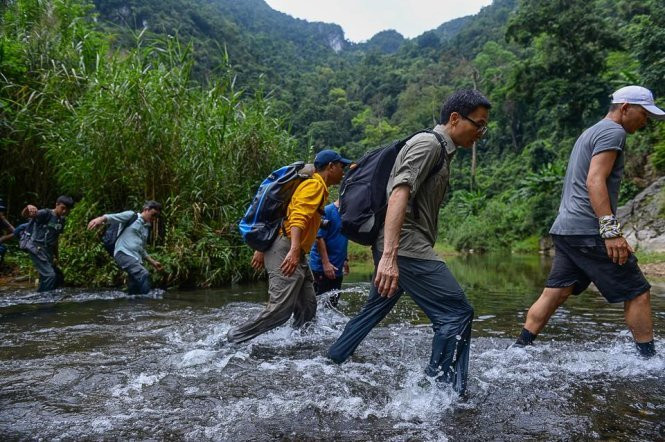 Đây không phải lần đầu vị lãnh đạo này khiến người dân yêu mến, cảm phục. Tháng 5/2015, bức ảnh Phó thủ tướng Vũ Đức Đam đeo ba lô, phục trang giản dị lội suối vào Sơn Đoòng tham gia chương trình Good morning America của ABC với phần trả lời phỏng vấn bằng tiếng Anh thật sự ấn tượng. Nguồn ảnh: Tuổi Trẻ.