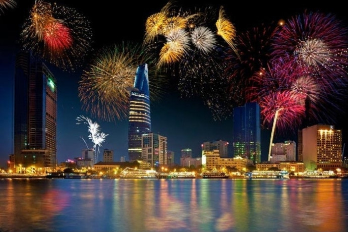 Cũng trong tuần qua, hàng loạt tỉnh thành trong cả nước đã quyết định không bắn pháo hoa chào năm mới như mọi năm. Số tiền dự tính phục vụ kế hoạch bắn pháo hoa sẽ được dành ủng hộ đồng bào miền Trung bị lũ lụt. Ảnh minh họa: An ninh thủ đô.