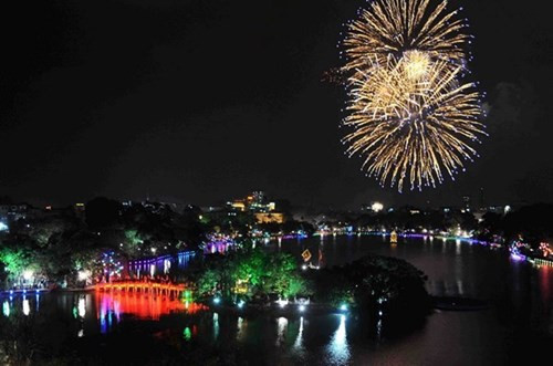 Mới đây, Hà Nội đã thông qua kế hoạch 30 điểm bắn pháo hoa Tết Nguyên Đán Đinh Dậu 2017. Thành phố Hồ Chí Minh có 7 điểm bắn pháo hoa Tết Dương lịch và Âm lịch.