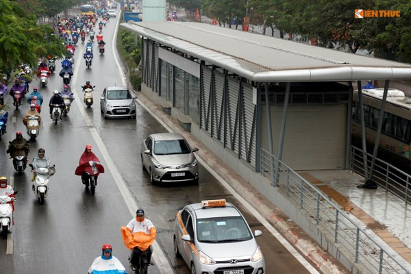Trong tuần qua, sự kiện dự kiến vận hành tuyến buýt nhanh (BRT) vào ngày 15/12 "nóng" dư luận. Tuy nhiên, do chạy khớp kỹ thuật trong bến nên các xe buýt nhanh Hà Nội không ra phố chạy thử ngày 15/12. Tại các nhà chờ, công nhân tiếp tục hoàn thiện các hạng mục.