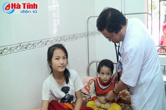 7 công dân đã có hành động dũng cảm cứu người ấy là anh Trần Quốc Toản, Lê Xuân Hùng, Đinh Văn Dũng, Đinh Văn Cường, Cao Văn Long, Đinh Văn Thi, Trần Văn Châu (Phúc Trạch, Hà Tĩnh). Hình ảnh hai chị em sau khi được cứu đã tỉnh táo, vui vẻ. Nguồn ảnh: Hà Tĩnh.