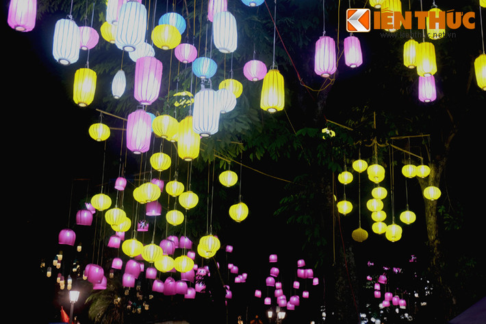 Trong khuôn khổ chương trình "Không gian ánh sáng làng nghề" thuộc triển lãm "Mỗi làng một sản phẩm" tại vườn hoa Lý Thái Tổ Hà Nội, hàng nghìn chiếc đèn lồng lớn nhỏ đã được thắp sáng lung linh, huyền ảo, thu hút sự chú ý của người dân và du khách đến thăm quan, chiêm ngưỡng.