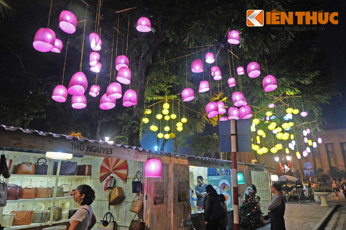 Tất cả các loại đèn được treo tại triển lãm đều mang nét đặc trưng riêng, làm từ các chất liệu tre, gỗ, lụa, giấy.
