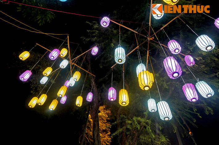 Khu vực trình diễn không gian ánh sáng trưng bày hơn 30 chủng loại đèn của các làng nghề khác nhau.
