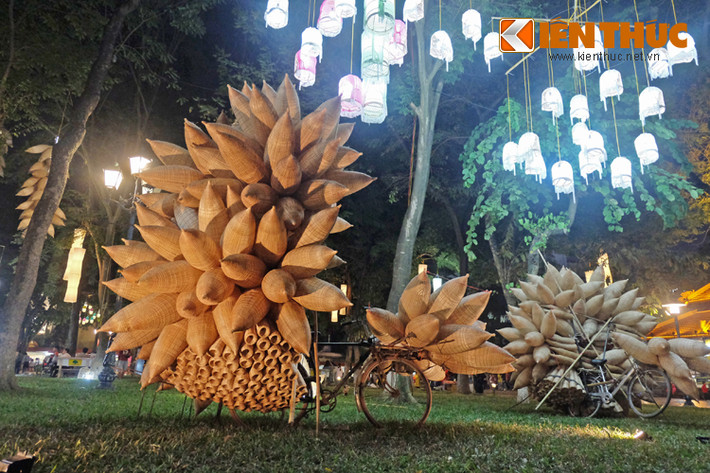 Những vật dụng truyền thống như nơm, đó đùng để đánh cá được sắp đặt lạ mắt ở xung quanh tượng đài Lý Thái Tổ.