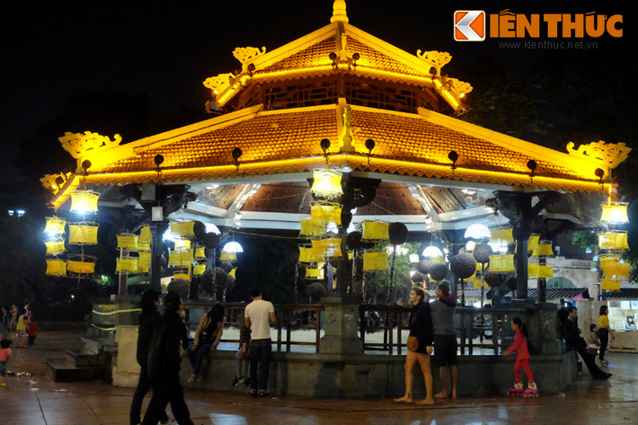 Những chiếc guồng quay tơ vàng óng được sắp đặt tại nhà bát giác của vườn hoa Lý Thái Tổ. Tại đây trình diễn các loại đèn lồng kết hợp hiệu ứng ánh sáng hỗ trợ hoạt động biểu diễn nghệ thuật, trình diễn sản phẩm của các nghệ nhân.