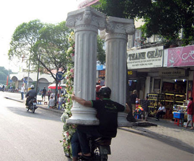 ... cho đến cột nhà, không gì làm khó dân Việt khi vận chuyển.