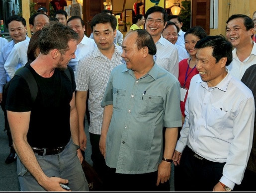Theo thông tin trên trang Chính Phủ, trước khi dự Hội nghị toàn quốc về phát triển du lịch tại tỉnh Quảng Nam, chiều muộn ngày 8/8, Thủ tướng đã đi bộ, trò chuyện với du khách, người dân ở Phố cổ Hội An. Sự xuất hiện bất ngờ của Thủ tướng vào tầm chiều muộn 8/8 đã thu hút sự quan tâm, chú ý của rất đông du khách nước ngoài. Ảnh: Tổ quốc.