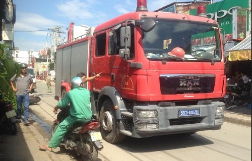 Hôm 22/12, vụ va chạm giữa xe máy và xe cứu hỏa trên đường Nguyễn Thị Định (quận 2, TP HCM) khiến một người đàn ông tử vong. Ảnh: Vietnamnet.