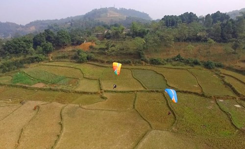 Càng ngày các cặp đôi càng có những cách đặc biệt để ghi dấu ngày cưới trọng đại của cuộc đời. Bay dù lượn đến cánh đồng tổ chức hôn lễ là cách có 1-0-2 của cô dâu Hải Yến và chú rể Tuấn Dũng. Nguồn ảnh: Phunutoday.