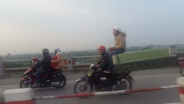 Dáng ngồi "khó đỡ".