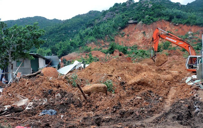 Vụ việc xảy ra khoảng 2 giờ sáng. Lúc này, mọi người đang ngủ nên không kịp trở tay. Hàng trăm chiến sỹ, cán bộ đã đến hiện trường vụ sạt lở để tiến hành cứu nạn.